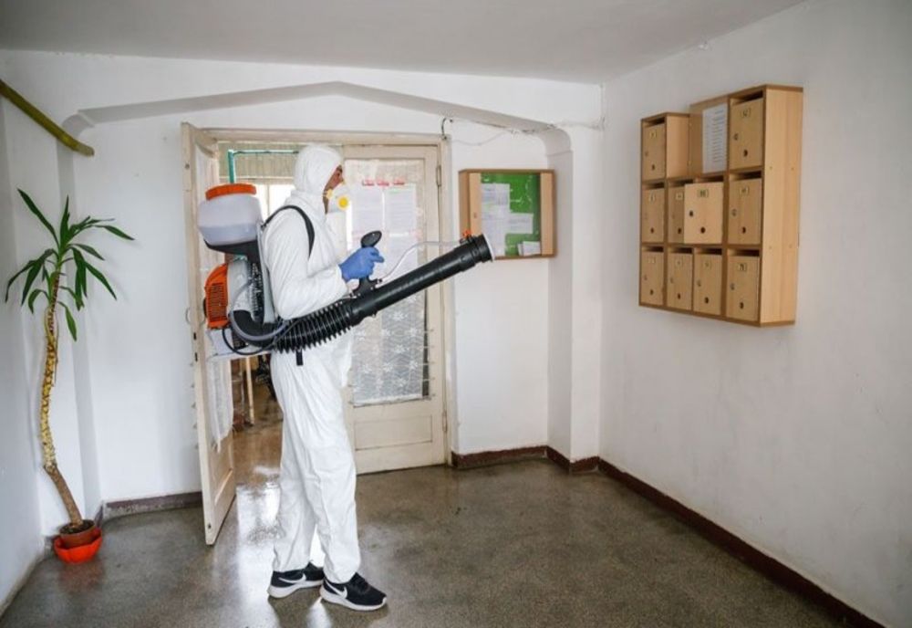 Primăria Miercurea Ciuc a început dezinfecția scărilor de bloc