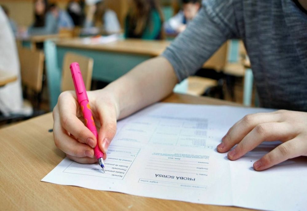 „Perle” Bac 2022 | Ce au putut să scrie elevii: „Trahanache e făcut din cocă moale”