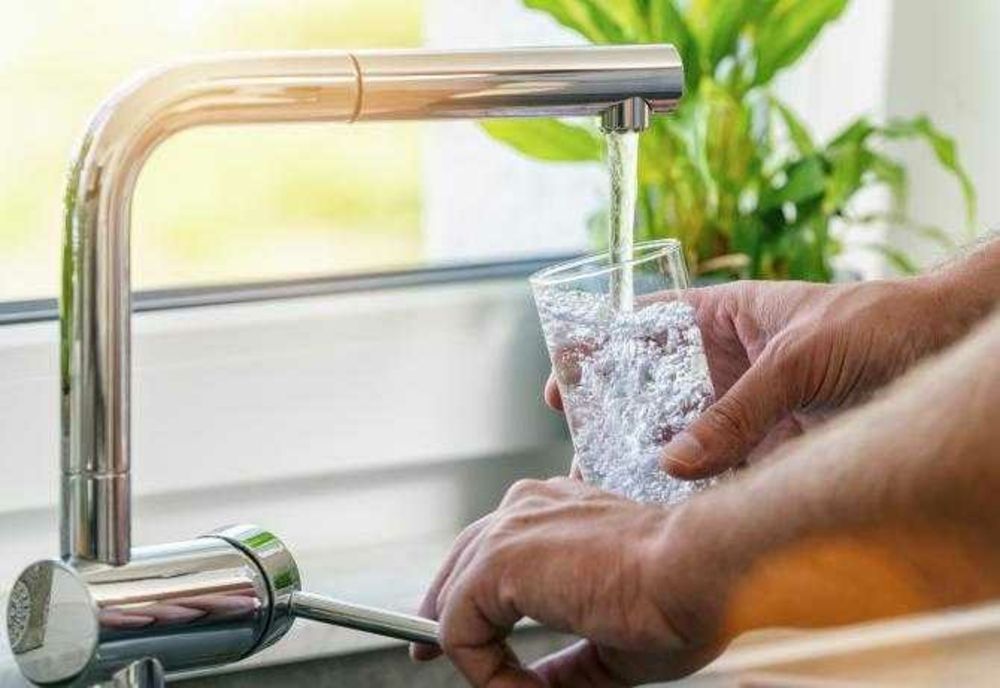 Românii care plătesc cea mai scumpă apă potabilă. Diferențe uriașe între județe și motivele din spatele lor