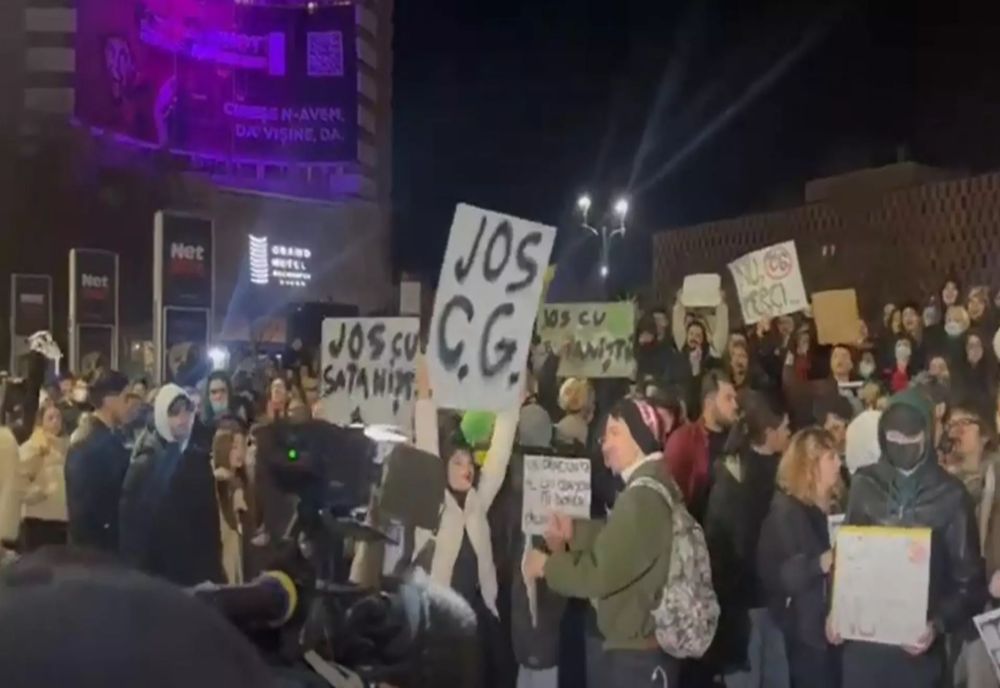 SUTE DE STUDENȚI PROTESTEAZĂ ÎN PIAȚA UNIVERSITĂȚII