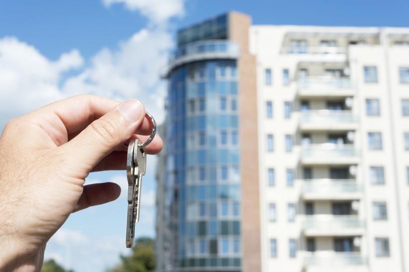 ASIGURĂRILE OBLIGATORII DE LOCUINȚĂ SE SCUMPESC ÎN 2025: PROPRIETARII VOR PLĂTI MAI MULT PENTRU PROTECȚIA CASELOR