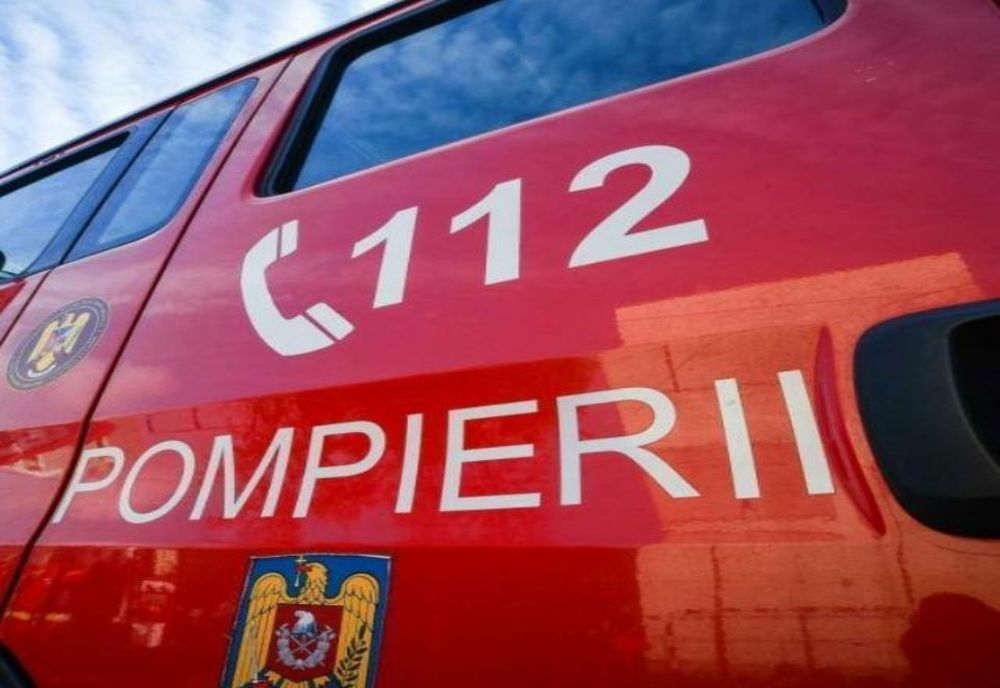 Tragedie la Năvodari: un apartament a luat foc violent, o persoană a murit. Zeci de locatari evacuați