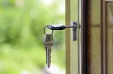 O casă la țară a ajuns să coste cât o mașină. Sub 10.000 de euro pentru o proprietate cu teren generos