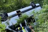 Un microbuz plin cu români s-a prăbușit 10 metri într-o râpă, în Austria