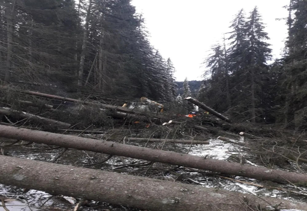 Peste 3.600 harghiteni, în continuare fără curent electric. Circulaţia rutieră a fost reluată pe toate sectoarele
