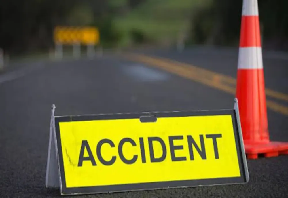 Accident provocat de o șoferiță care s-a angajat în depășirea unei coloane de mașini