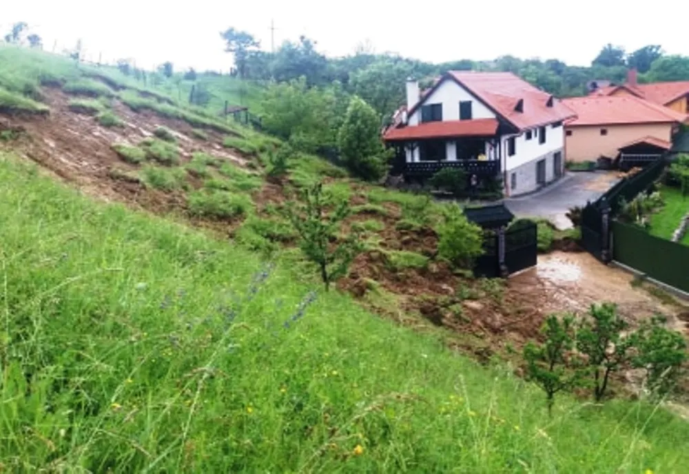Vremea rea a produs efecte în municipiul Odorheiu Secuiesc. Doi adulți și un copil evacuați după ce un teren a luat-o la vale 