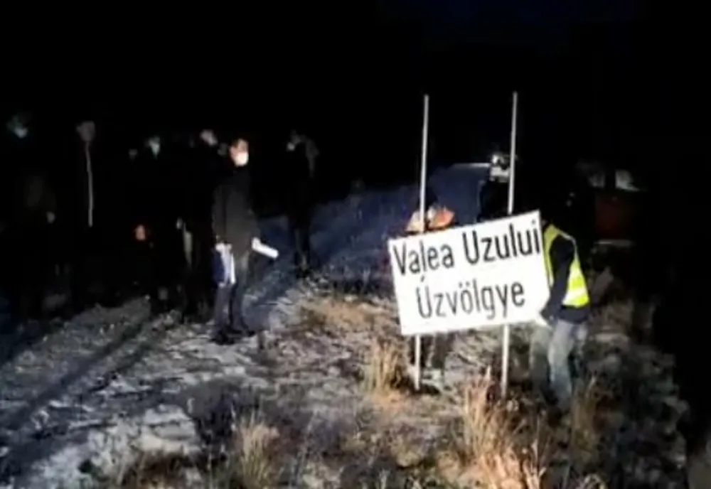 Indicatoare bilingve la intrările în localitatea Valea Uzului