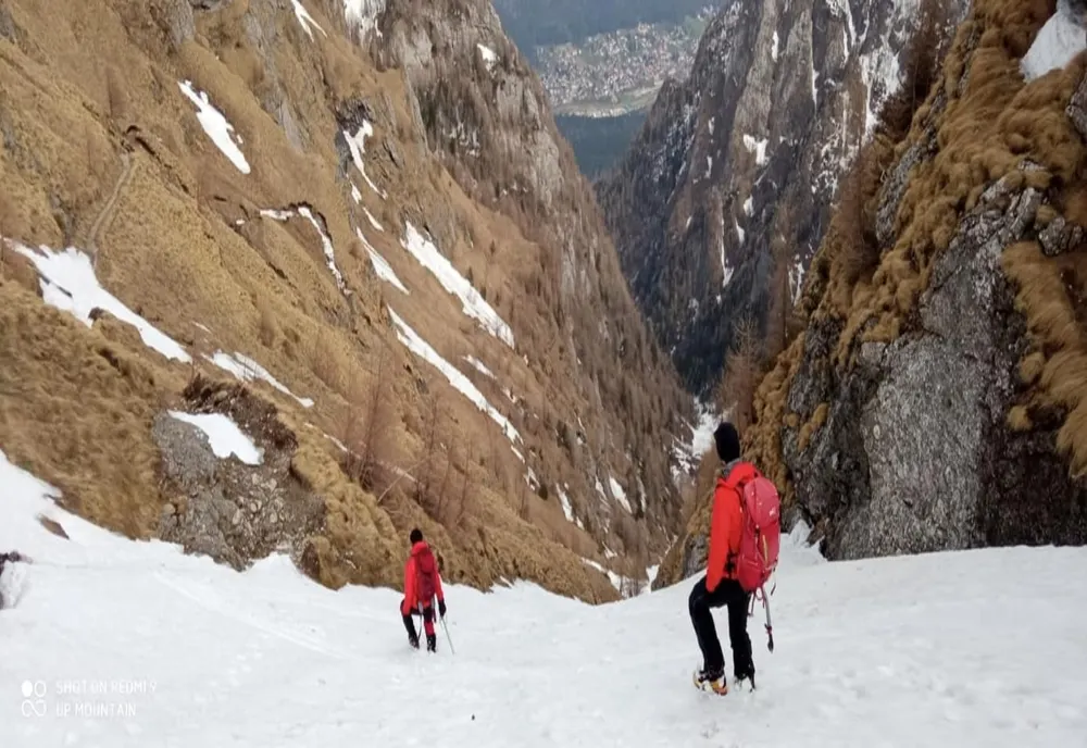 Salvamontiştii au început refacerea traseelor montane deteriorate în timpul iernii