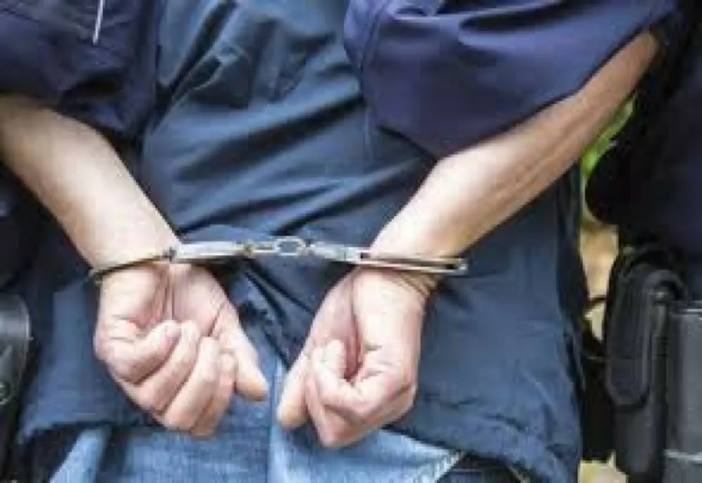 Două persoane au fost reţinute în urma perchezițiilor din Miercurea Ciuc. Un elev a fost prins cu cannabis în şcoală