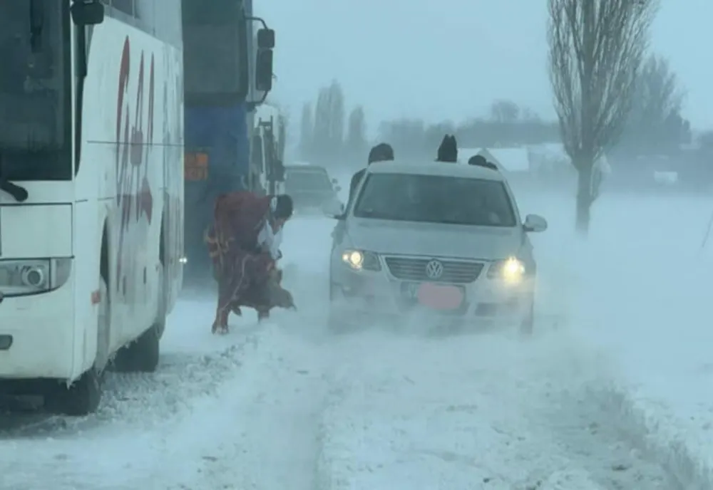 Trafic restricționat pe două drumuri din județul Harghita