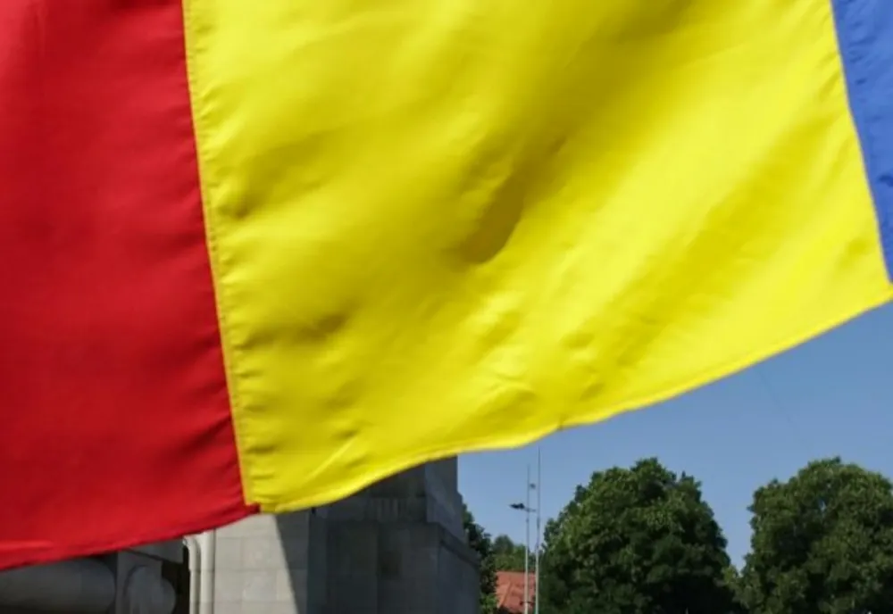 Klaus Iohannis a promulgat legea - Ce pedepse primesc cei care își bat joc de steagul sau imnul României