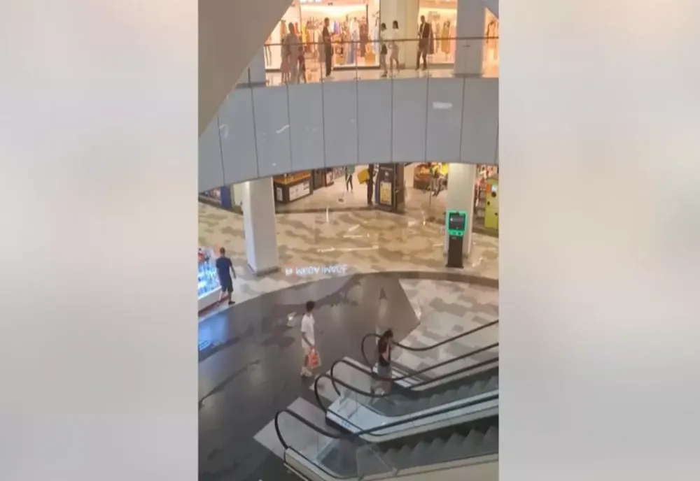 PLAZA ROMÂNIA, INUNDAT ÎN PLIN COD PORTOCALIU. APA A TRECUT PRIN TAVANUL MALL-ULUI DIN BERCENI