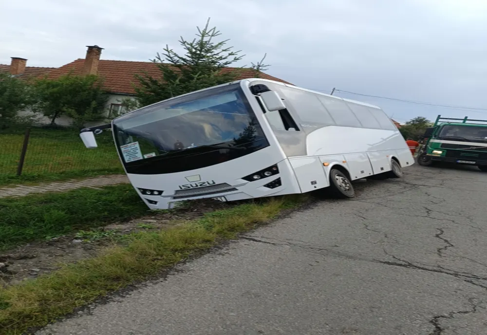 14 COPII BLOCAȚI ÎNTR-UN AUTOBUZ CARE A AJUNS ÎN ȘANȚ