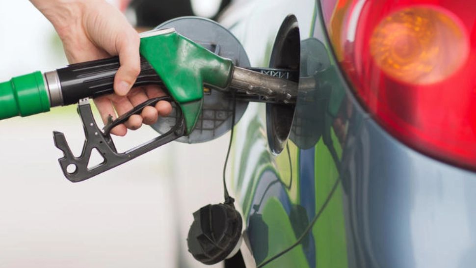 Explozia prețurilor la carburanți. Guvernul declară situație de criză pe piața țițeiului şi a produselor petroliere