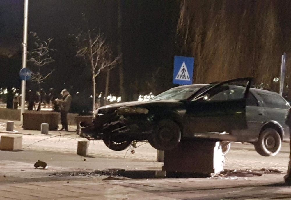 Șofer cascador la Miercurea Ciuc: s-a urcat cu mașina pe o bordură și a rămas suspendat pe un ghiveci ornamental