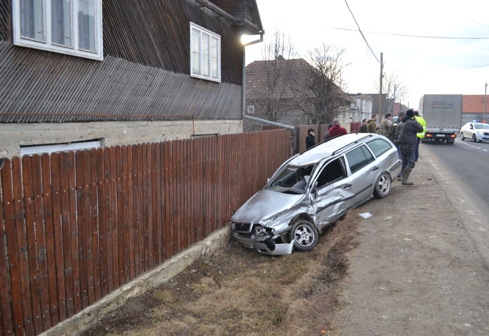 Mașină lovită de TIR în județul Harghita. O șoferiță de 24 de ani, transportată la spital în stare de inconștiență