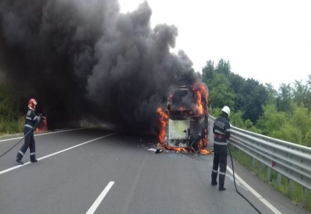 Autobuz în flăcări pe un drum din judeţul Harghita