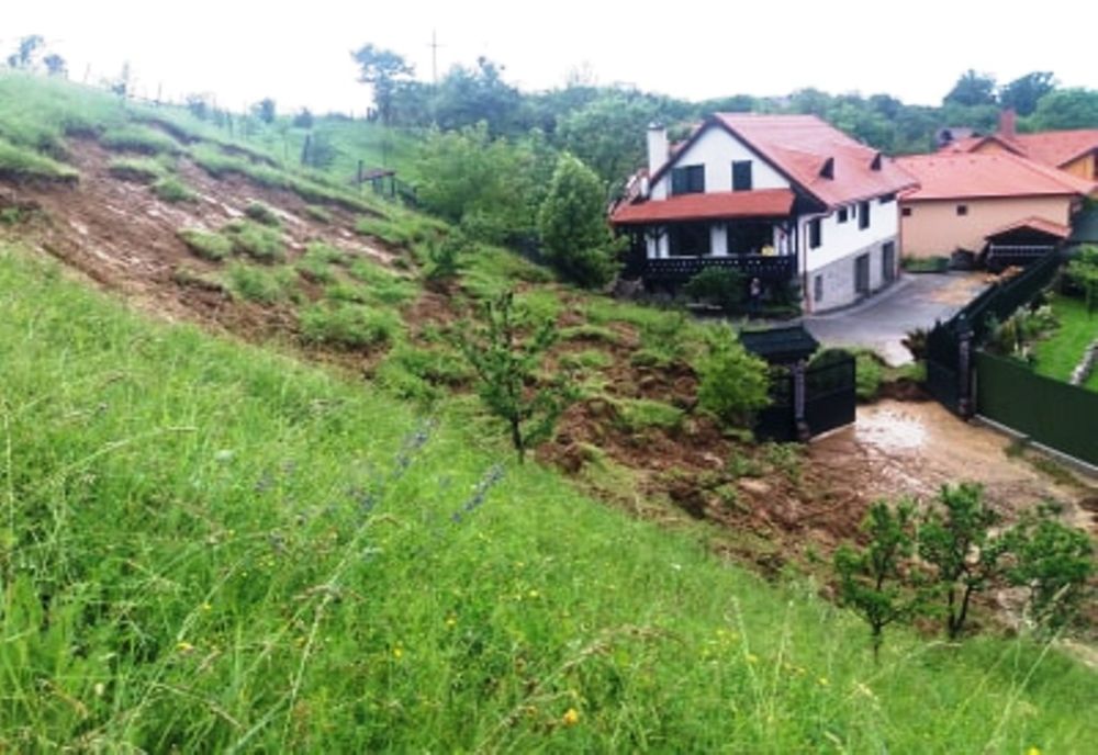 Vremea rea a produs efecte în municipiul Odorheiu Secuiesc. Doi adulți și un copil evacuați după ce un teren a luat-o la vale 