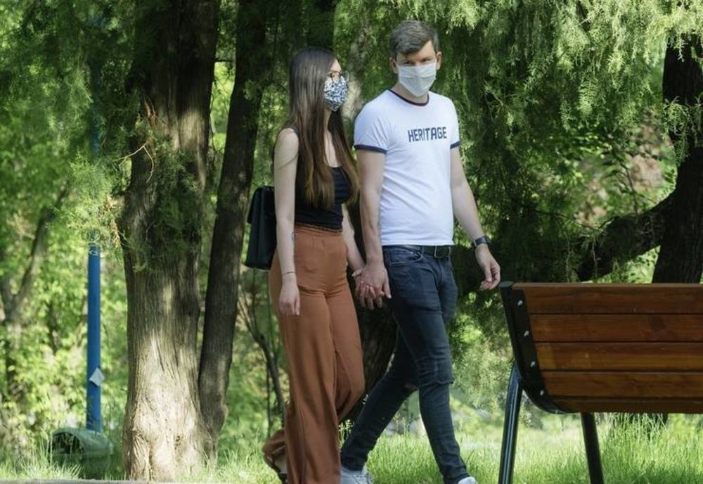 Purtarea măştii de protecţie în spaţiile deschise aglomerate devine obligatorie şi în judeţul Harghita!