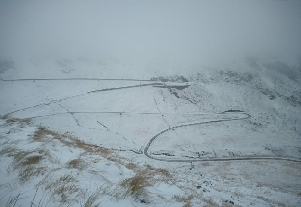 Strat de zăpadă pe Transfăgărăşan (FOTO+VIDEO)