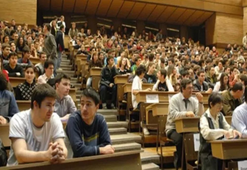 Parlamentarii vor mai mulți studenți care să lucreze în timpul cursurilor - Ce măsură le pregătesc tinerilor