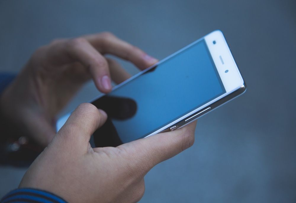 Guvernele spionează utilizatorii de telefoane mobile prin notificările "push" pe care le primim de la diferite aplicații 