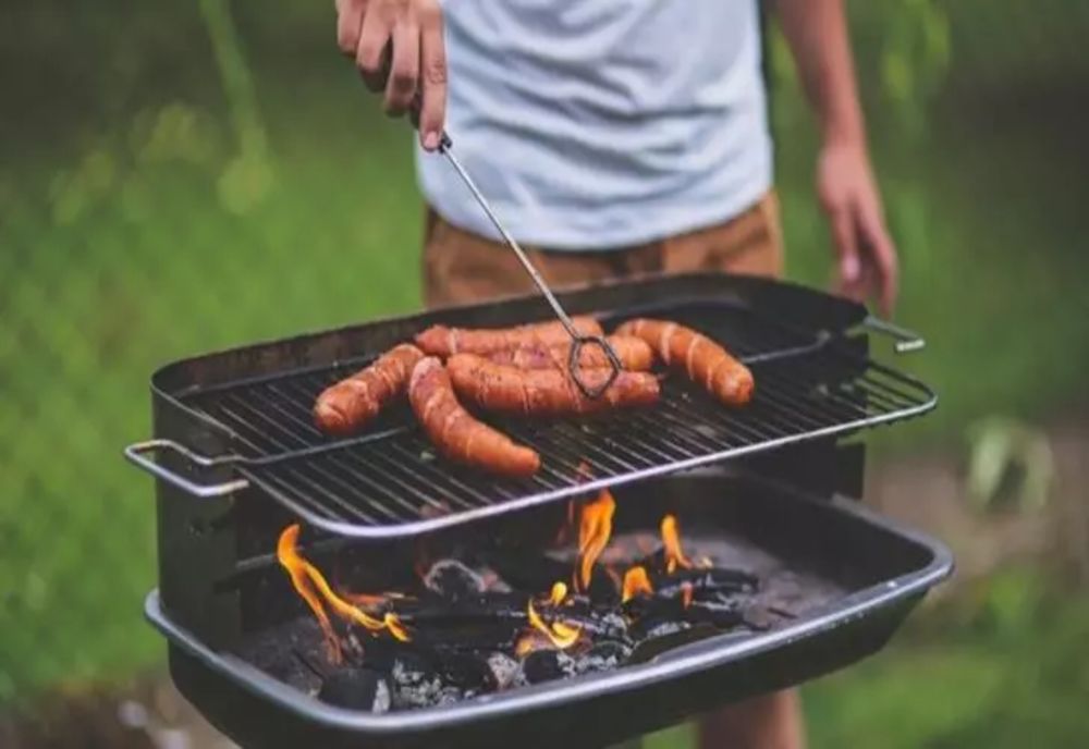Combinația alimentară pe care să NU o faci niciodată când mănânci grătar