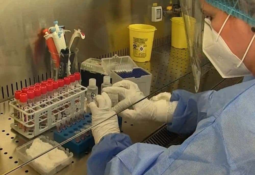 CREȘTERE SEMNIFICATIVĂ A CAZURILOR DE COVID-19. APROAPE 3.900 DE INFECTĂRI ĂNTR-O SĂPTĂMÂNĂ