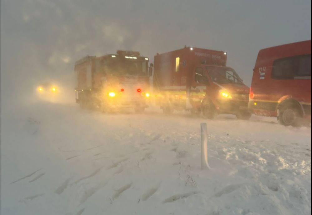 Dezastru provocat de vântul extrem! Container de prim ajutor, aruncat zeci de metri