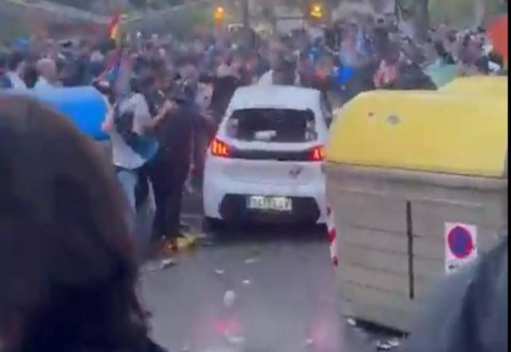 INCIDENT RUTIER ÎNAINTEA MECIULUI ESPANYOL - FC BARCELONA. 14 SUPORTERI RĂNIȚI