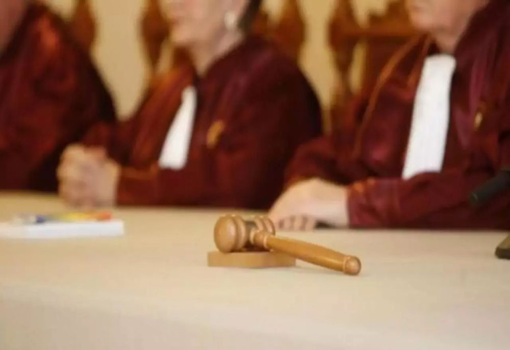 Reforma pensiilor speciale ajunge la CCR. Bolojan își pune mandatul pe masă dacă proiectul pică
