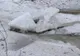 Un sloi de gheaţă a blocat albia Pârâului Vale. Căile de acces către două case din Topliţa, blocate