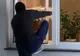 Suspect de furt, prins de poliţiştii harghiteni şi reţinut pentru 24 de ore. A furat bani chiar de lângă patul în care dormea victima