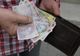 O tânătă a furat economiile unui bătrânel de 73 de ani