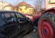 Au intrat cu tractorul în mașina unui localnic, apoi i-au spart și geamurile casei